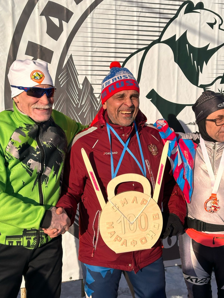 Сергея Рачинского друзья поздравили с преодолением сотого марафона вручением огромной фанерной гири с символикой СМЛР