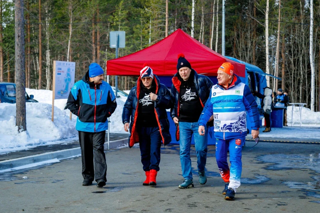 На марафон Кандалакша - Полярные Зори приехали ответственный секретарь Федерации лыжных гонок России Юрий Эдуардович Гармаш и советник президента ФЛГР Владимир Алексеевич Логинов (оба в центре). Слева - заместитель директора атомной станции Игорь Олегович Кутузов, справа - генеральный директор "Биохиммака" Никита Евгеньевич Тамм.