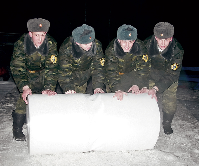 Вечером накануне старта было принято решение укрывать снег от дождя полиэтиленовой плёнкой. Они укрывали его на протяжении семи часов — до часа ночи, чтобы уже в четыре часа утра начать собирать и сворачивать плёнку.