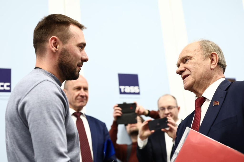 В ТАСС плотный график пресс-конференций: едва зал покинули биатлонисты, как там тут же началась пресс-конференция КПРФ. Биатлонист Антон Шипулин и коммунист Геннадий Зюганов коротко поприветствовали друг друга в кулуарах пресс-конференции.