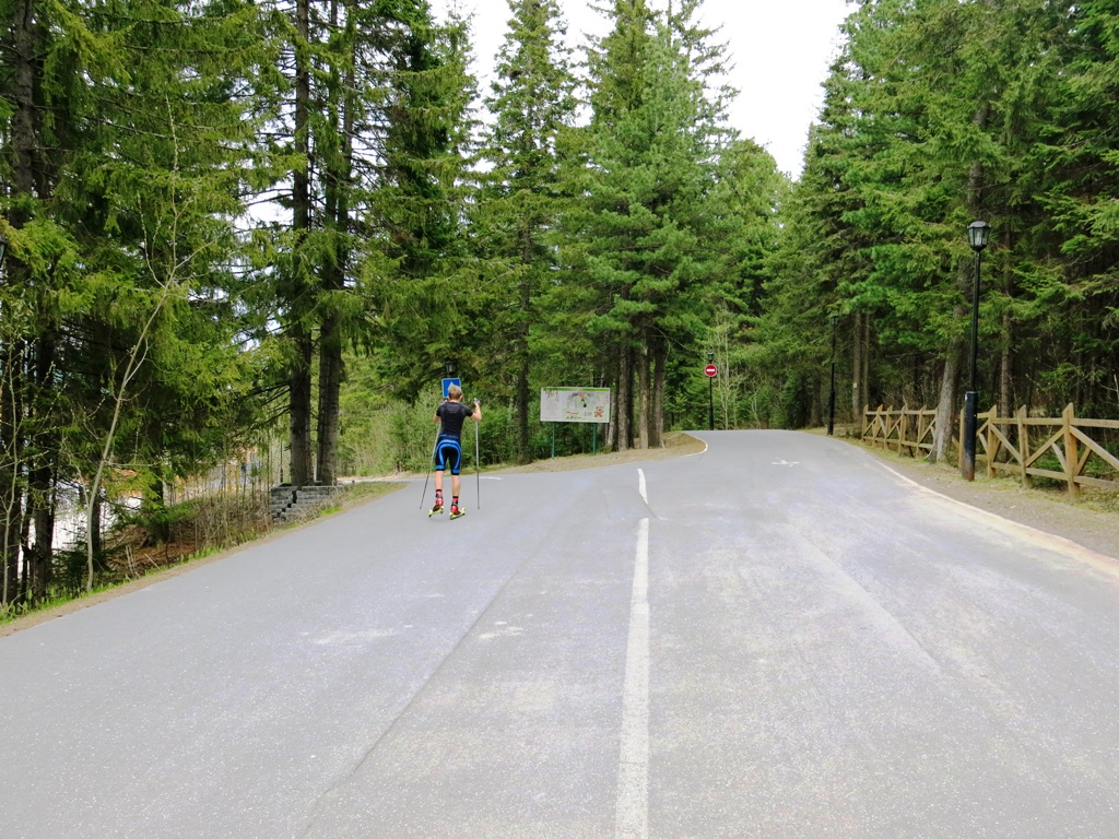 Трасса огорожена и тщательно размечена указательными знаками и информационными щитами. 