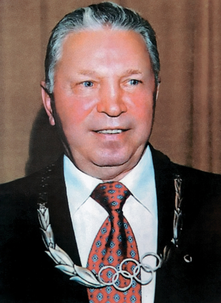 Евгений Иванович Поликанин в 2002 году был награждён Международным олимпийским комитетом Олимпийским орденом за заслуги в развитии мирового биатлона.