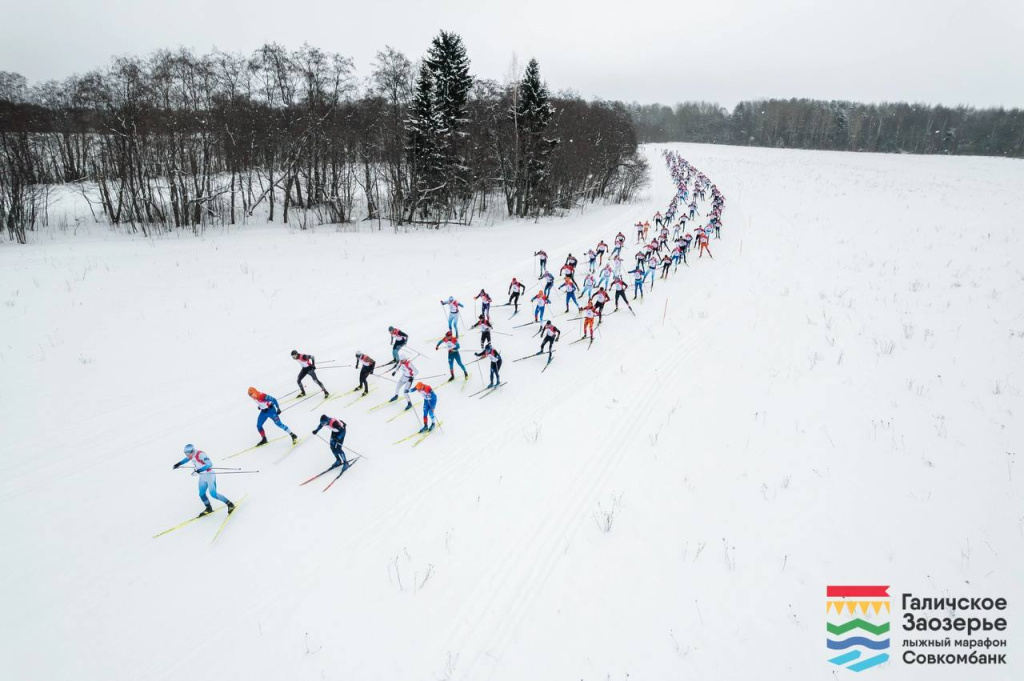 Приблизительно на третьем километре трассы все участники вытянулись в красивую «змею».