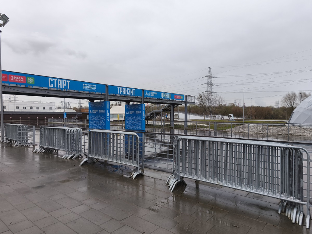 А это довольно "грустная" фотография. Именно этими барьерами зимой лыжная трасса была отделена от пешеходных потоков, принудительно направляя пешеходов в проёмы-проходы под мостами-эстакадами. Сегодня эти барьеры собраны в стартовом городке "в кучу", и теперь никто не мешает лыжероллеристам и мамам с колясками снова конфликтовать, создая потенциально опасные ситуации как для спортсменов, так и для детей. 