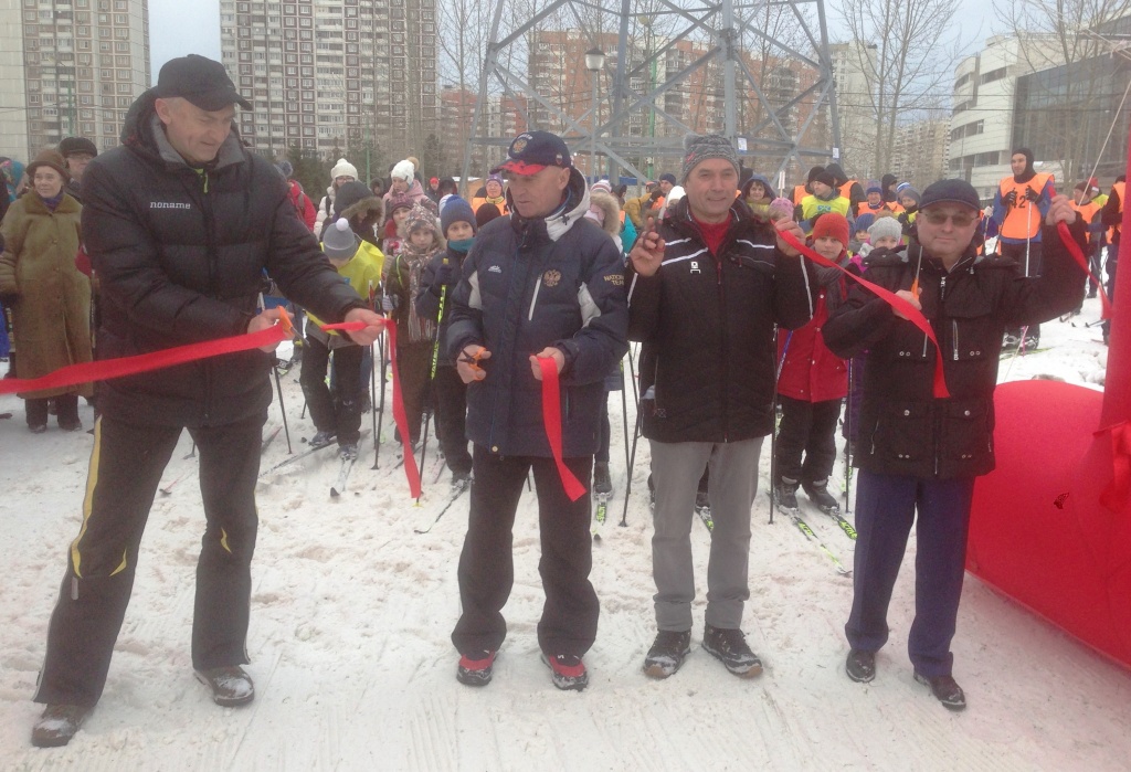 Почётную обязанность перерезать красную ленту новой марьинской трассы получили Андрей Кондрашов, Геннадий Бочаров, Геннадий Фищенко и Андрей Цыбин.