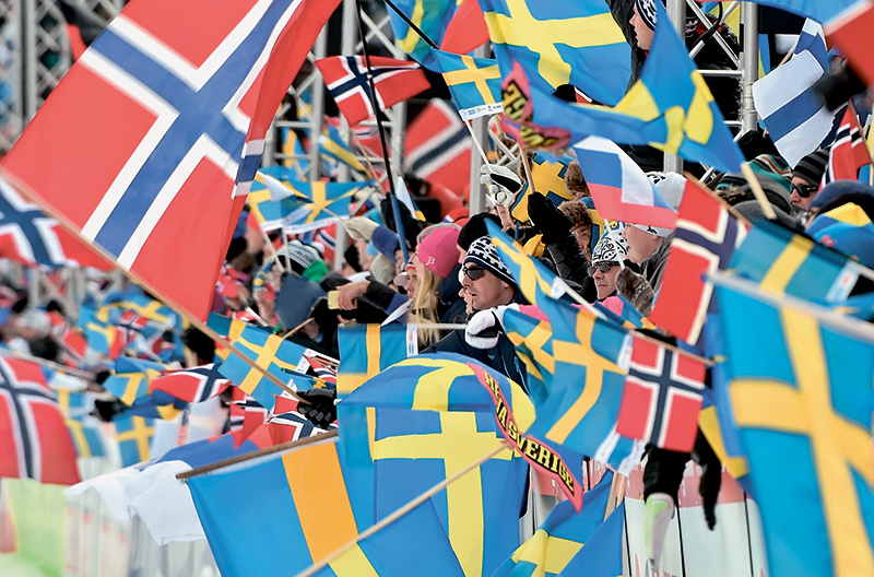Норвежских и шведских флагов на трибунах было приблизительно поровну, и по этому фото невозможно сказать, в какой стране проходил чемпионат мира.