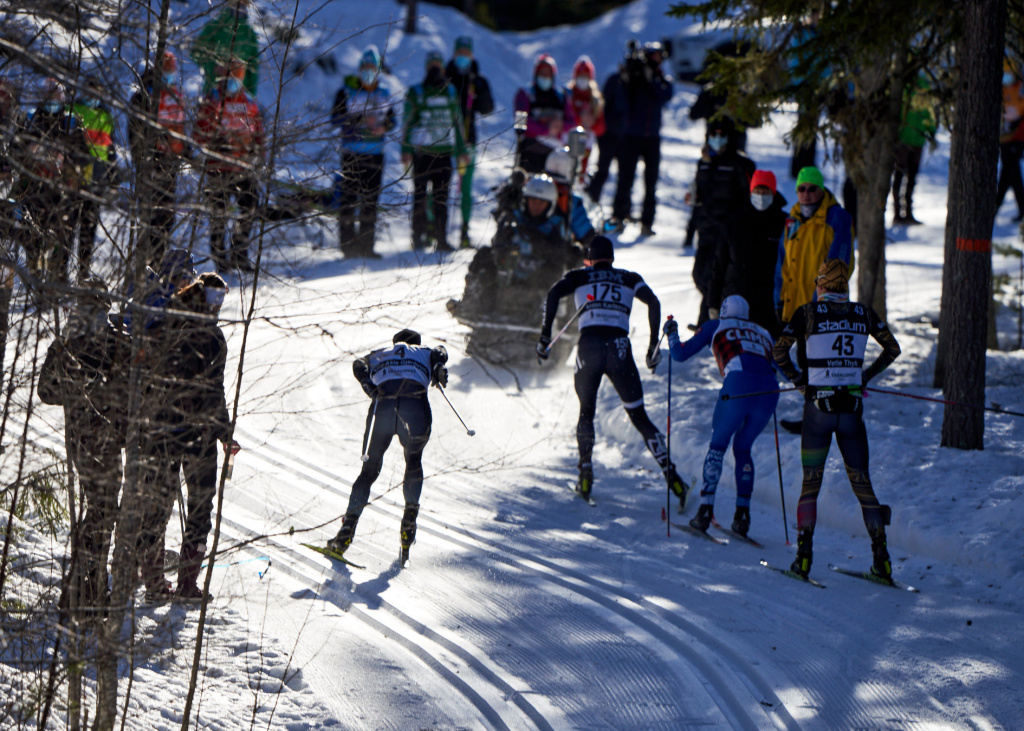 Работа в отрыве. Тащит группу Антон Карлссон из команды Лагер 157, за ним Ермил Вокуев и "кофеман" Ветле Тюле. Будущий победитель Торд Асле Йердален из XPND в этот момент гонки идет чуть сбоку.