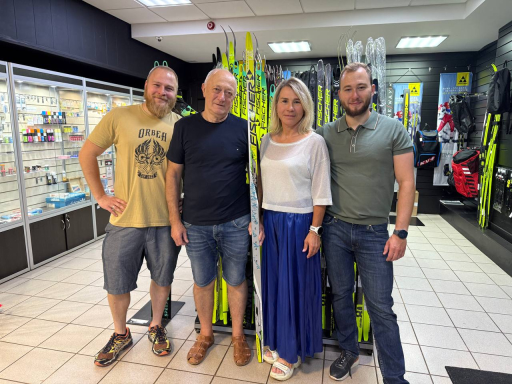 Артём, Пётр, Ирина и Дмитрий Тихоновичи в магазине "Ювента" на Максимова,10. 2025 год. 