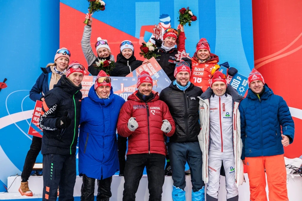 Чемпионы прошлых лет с победителями и призёрами субботней "Лыжни России".