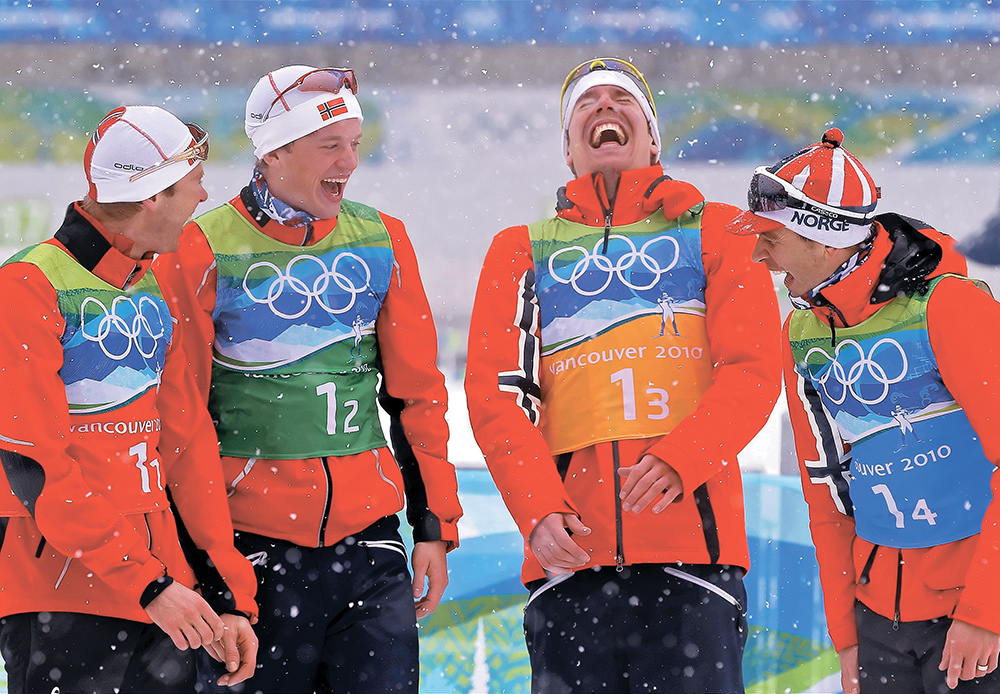 Интересно, кто из этой четвёрки пошутил так, что все они дружно принялись хохотать?На снимке: победители олимпийской эстафеты норвежцы (слева направо) Халвард Ханеволд, Таръей Бё, Эмиль Хегле Свендсен и Уле Эйнар Бьорндален. 