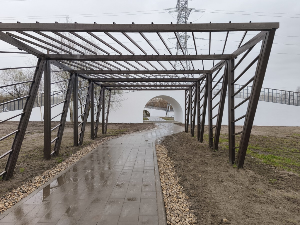 В Марьино в местах переечения лыжероллерной трассы и пешеходных потоков появились мосты-эстакады. В выигрыше оказались все: спортсмены получили на почти абсолютно плоской трассе элементы рельефа, а пешеходы получили свои отдельные коридоры для движения в привычном для них направлении. 