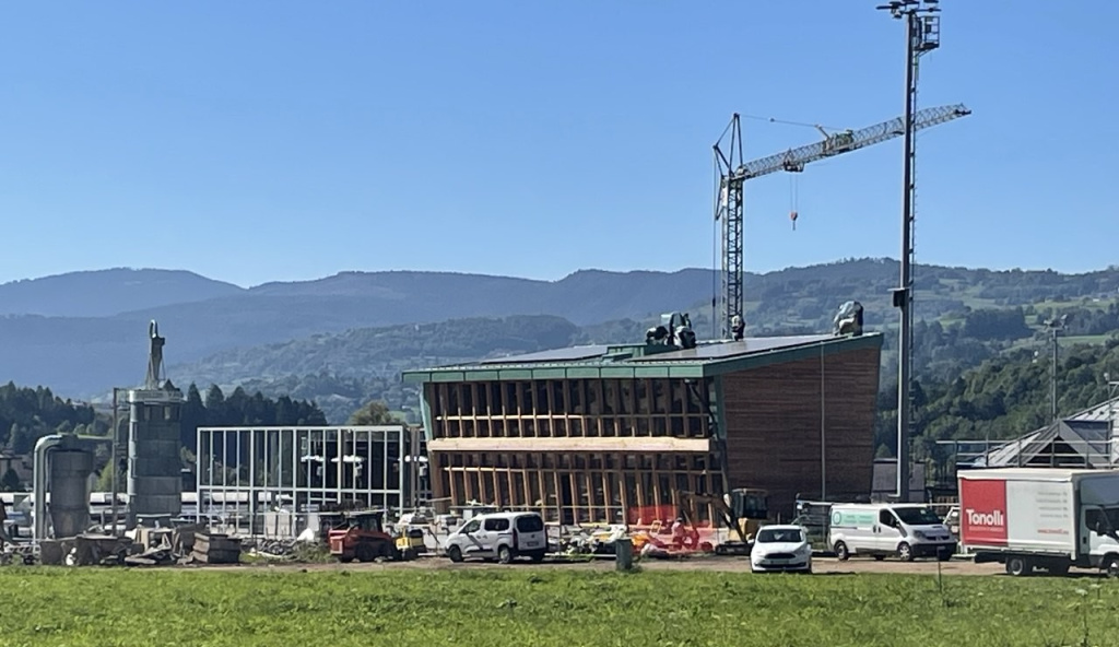 Олимпийский стадион для лыжных гонок пока в строительных лесах. 