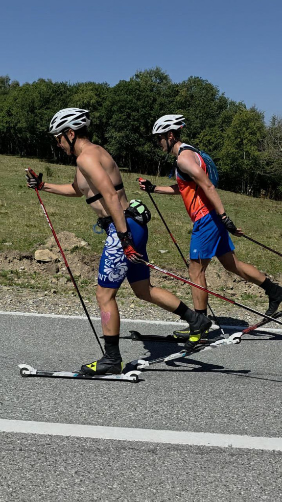 Архыз. Участок автодороги, которую строят в Красную Поляну, с перепадом высот от 1.700 до 2.200 м отлично подходит для всех наших роллерных тренировок. Гребенько Александр и Зародов Андрей.