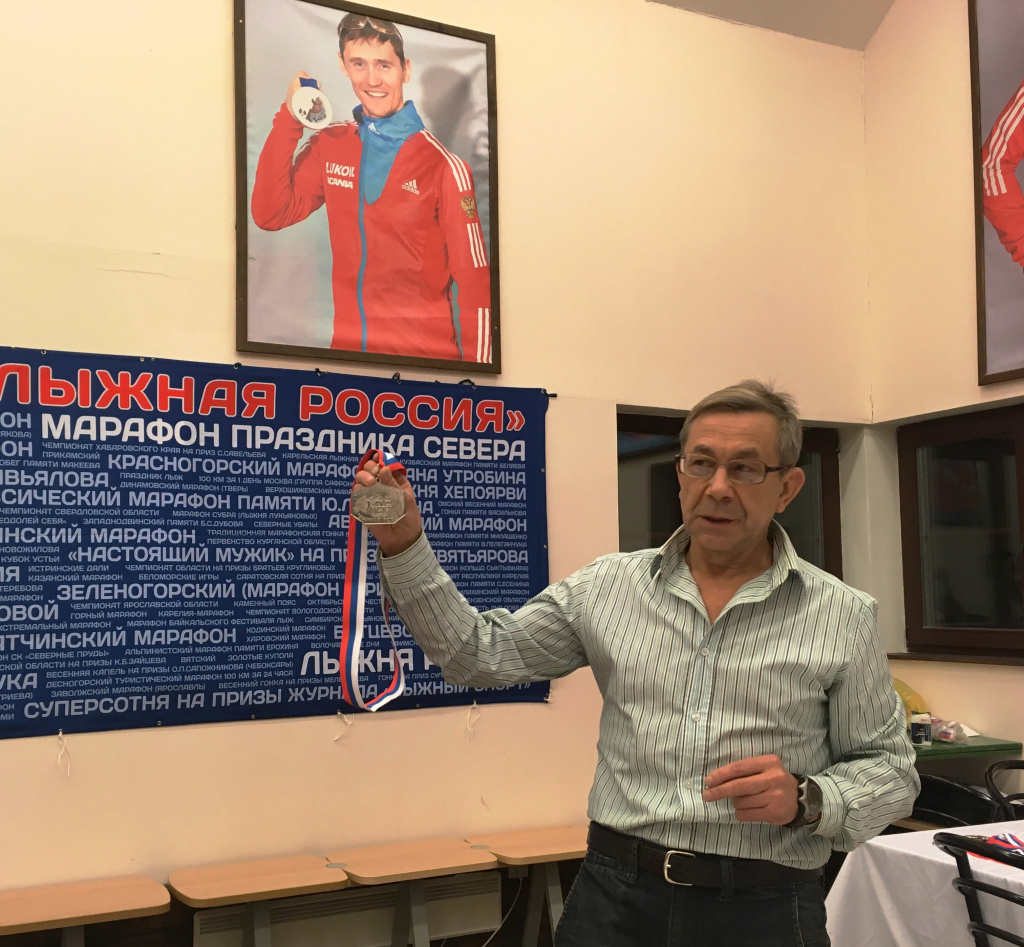Президент СМЛР Сергей Емельянов демонстрирует собравшимся свежеизготовленную медаль Мастера 125 СМЛР. 