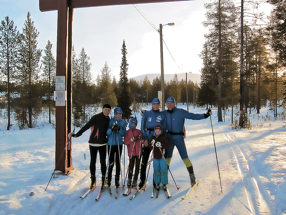 Веселовы — спортивная семья. В этом сезоне они впервые побывали на первом снегу в Финляндии. И каждый день и старшие, и младшие выходили бороздить снежные просторы. 