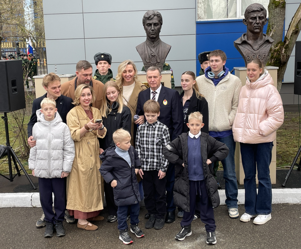 Николай Семенович Зимятов с семьей