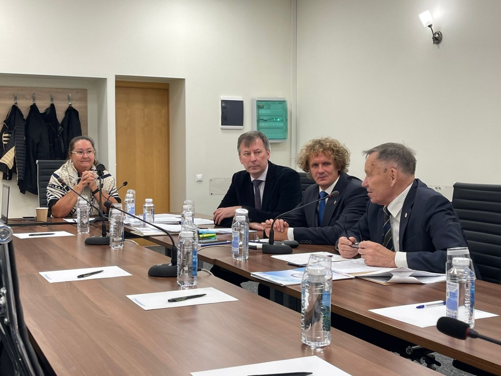 Елена Вяльбе (президент ФЛГР), Юрий Гармаш (ответственный секретарь ФЛГР), Андрей Беликов (председатель Комиссии по спортивной политике соцплатформы ВПП «Единая Россия», член Комитета ТПП РФ по предпринимательству в спорте), Виталий Курочкин (президент Российского любительского лыжного союза) 