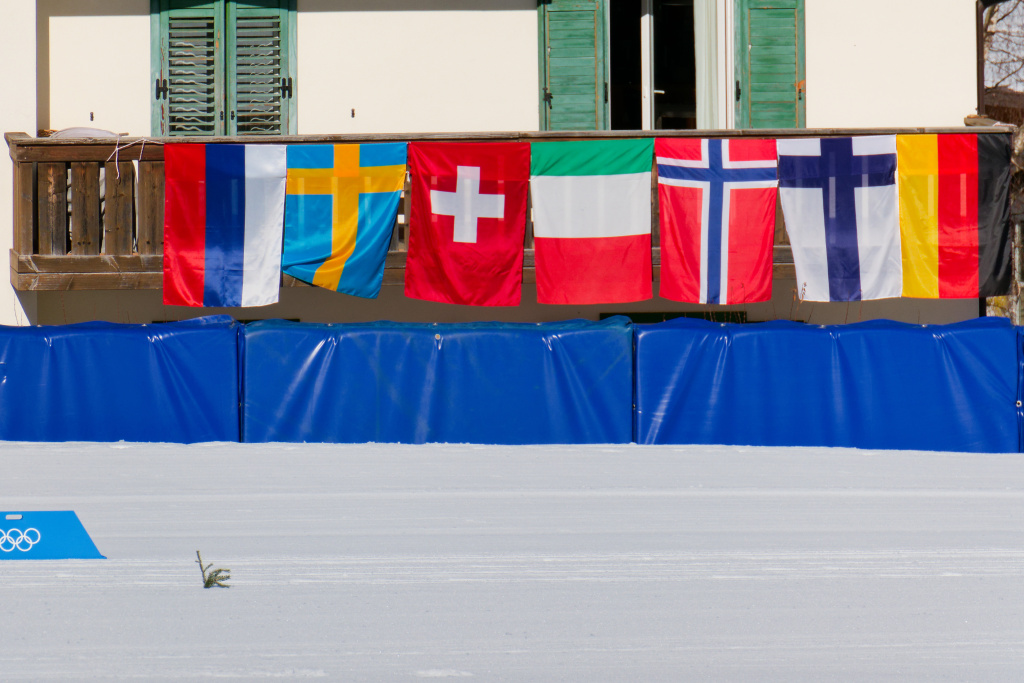 Эта фотография дома прямо у лыжной олимпийской трассы облетела уже весь мир. Можно было озаглавить её: "Угадайте, чей флаг слева?" Ответ неоднозначный. Дискуссия в западной прессе о присутствии российской символики на стадионе продолжается весьма активно