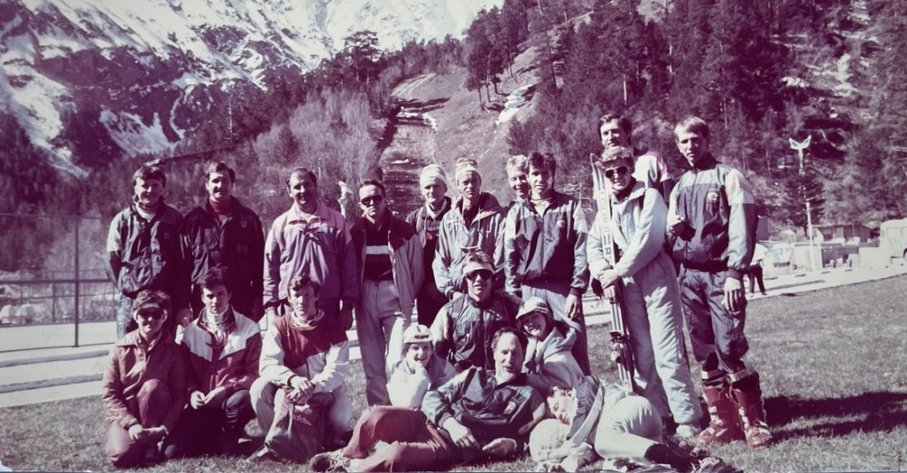 А.Кондрашов Сборная СССР по биатлону. 1990. Приэльбрусье, Терскол. Чепиков спит.