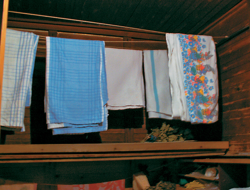 После бани. Полотенцам тесно на верёвке.