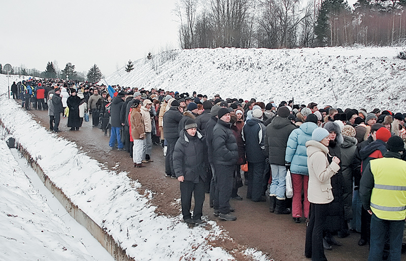 Прошагав несколько километров, зрителям приходилось отстоять ещё и огромную очередь за входными билетами. Как заметил четырёхкратный олимпийский чемпион Николай Зимятов, это были первые на его памяти соревнования в России, на которые зрители покупали входные билеты на трассу. И таких за два дня набралось по разным подсчётам от 25 до 30 тысяч человек.