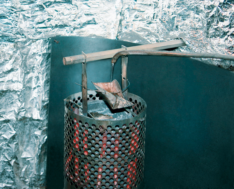 Автопоилка наполняется водой и...