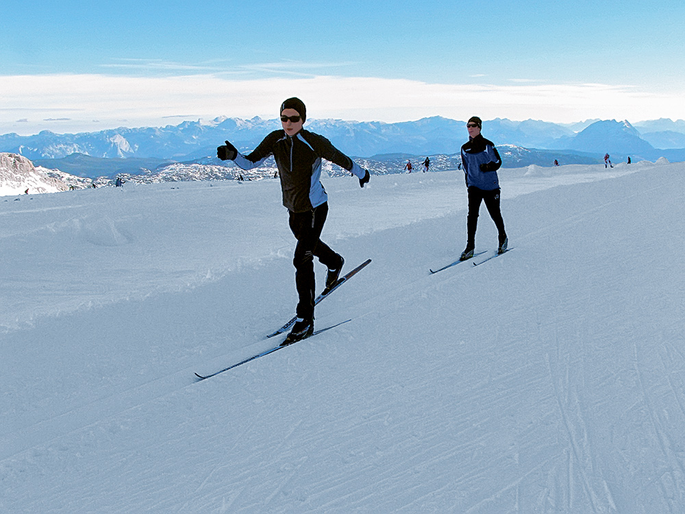 Юные лыжники из Германии проводят на снегу регулярные тренировки. Благо, страна их совсем рядом — в какой-то сотне километров. Работа на технику — самое ценное, что несёт в себе подготовка на глетчере на естественном снегу в осенний период. А функциональные и скоростные тренировки можно проводить и внизу. Иностранные тренеры это хорошо понимают. 