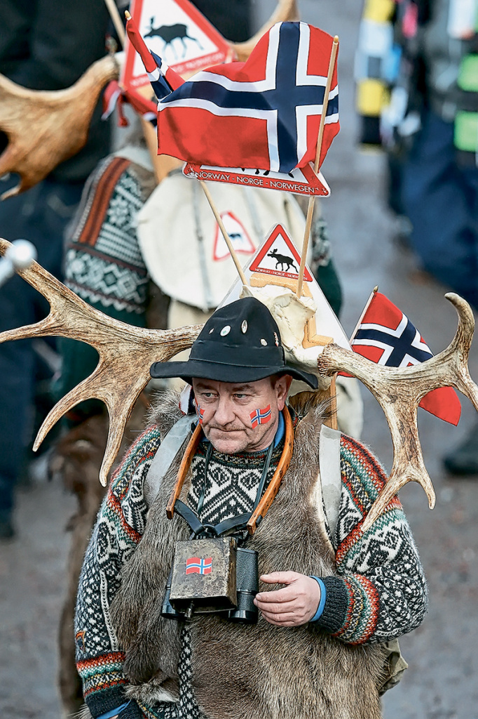 Лось — один из национальных символов всех скандинавских стран, как и дорожные знаки с изображением этого животного. Об этом и говорит костюм норвежского болельщика, главной изюминкой которого, конечно, является кусок черепа животного с самыми настоящими рогами!