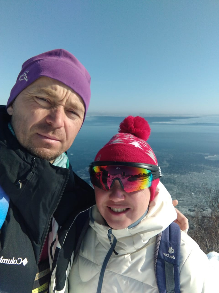 С любимой женой. 