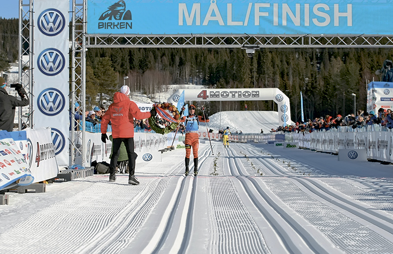 Финиш победителя гонки норвежца Петтера Элиассена, впервые в истории выигравшего Бирке без мази. Чуть позади – серебряный призёр Мартин Йонсруд Сундбю, оглянувшийся на финишной прямой на своего преследователя Йонна Кристиана Даля, едва не догнавшего Матрина на последних финишных километрах. 