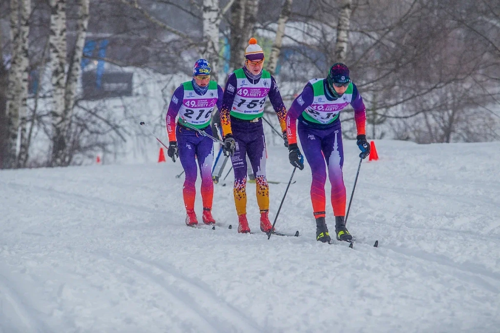 Три университетских лыжника на Гонке МВТУ.