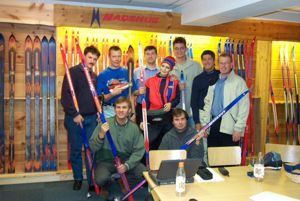 На фабрике Мадшус в 2000-м году, слева направо Кирилл Горев, Николай Припусков, Иван Исаев, Петр Иванов, Илья Титаренко, Максим Виноградов, Иван Кузьмин,&nbsp;Ларш&nbsp;Ханстад. Репортаж об этой поездке можно почитать в журнале "Лыжный спорт" №17 за 2001 год. 
