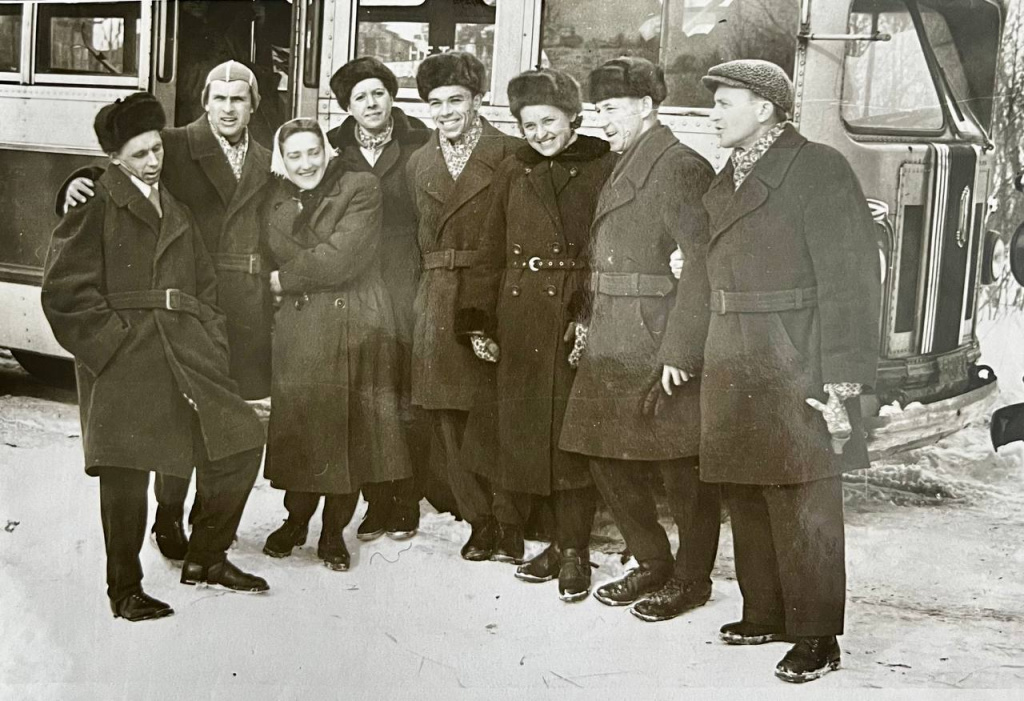 Сборная СССР по лыжным гонкам.Второй слева Виктор Баранов, рядом Л.Козырева-Баранова, ..... , Николай Аникин , Маргарита Масленникова (чемпионка мира в эстафете 1954 г.), Владимир Кузин, массажист Соболев. 