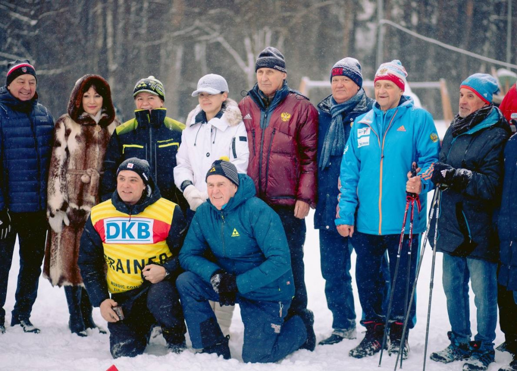 Символическая судейская бригада забега "Чемпионских поколений". Владимир Барнашов, Светлана Ишмуратова, Лариса Лазутина, Анжела Акентьева (дочь А.В.Акентьева), Александр Воронин, Виктор Цикунов, Геннадий Раменский, Николай Лопухов. Сидят: Алексей Воропаев, Николай Зимятов. 