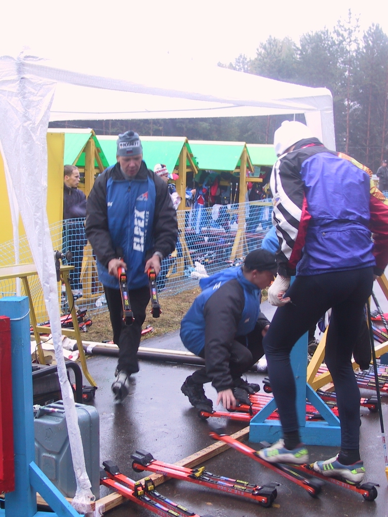 Остров, всё тот же чемпионат России. Николай Припусков - один из представителей сервиса компании "Лыжный мир". 