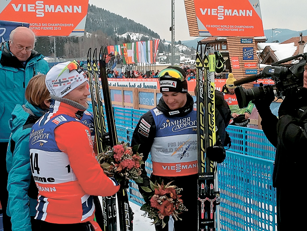 Лидеры мировых лыж Мартин Йонсруд Сундбю из Норвегии (слева) и швейцарец Дарио Колонья (справа) в последние годы не возвращаются с чемпионатов мира и Олимпийских игр без медалей