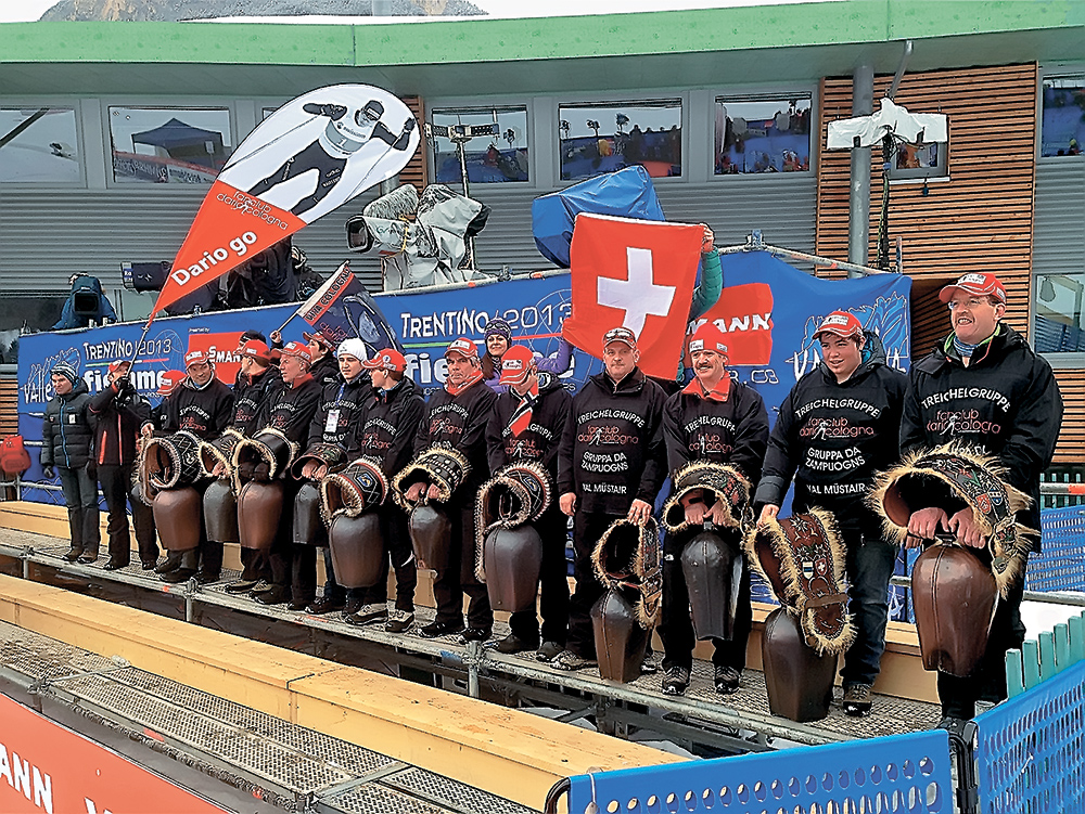 Группа поддержки Дарио Колоньи из его родного Валь Мюстэра, вооруженная традиционными альпийскими колокольчиками