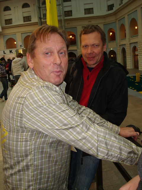 Николай - с двукратным обладателем Кубка мира, чемпионом мира по лыжным гонкам Александром Завьяловым. Лыжный салон 2012-го года. 