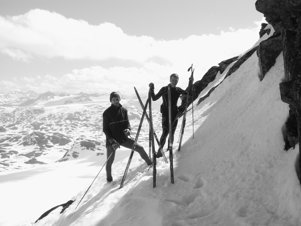 Сергей Матвеев слева, Коля справа. Июнь 2002 года, Согнефьелле, по дороге на вершину Фанарокен (Чертов Камень) 2050 метров над уровнем моря (Норвегия).