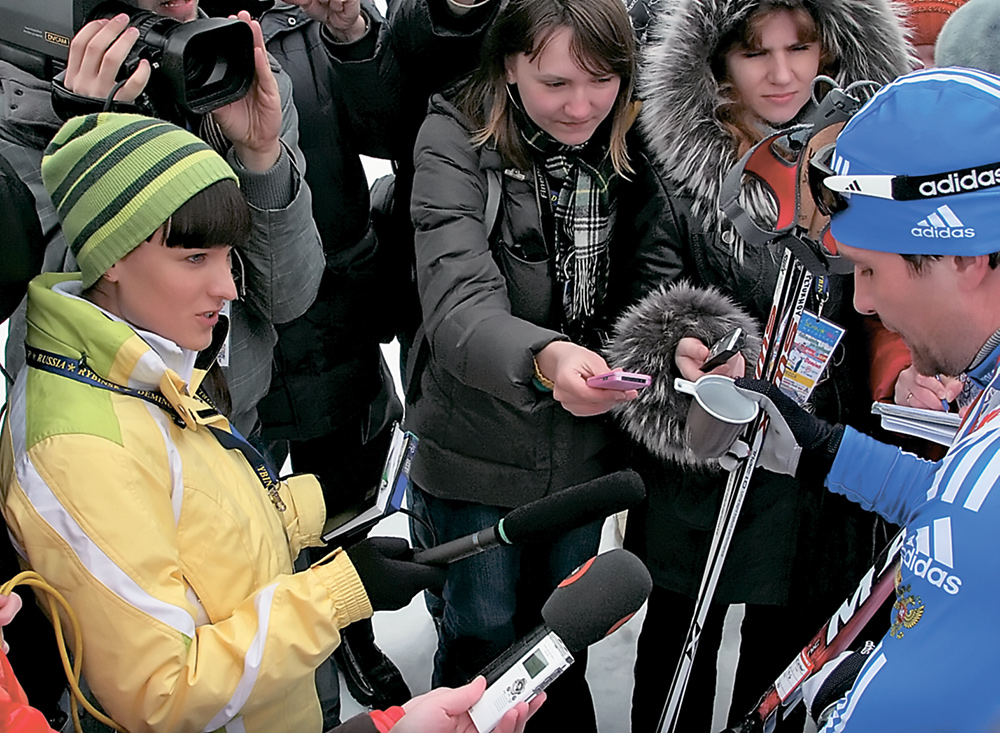 Бронзового призёра Олимпийских игр в Ванкувере Алексея Петухова, финишировавшего в этот день четвёртым, на финише немедленно обступили журналисты. 