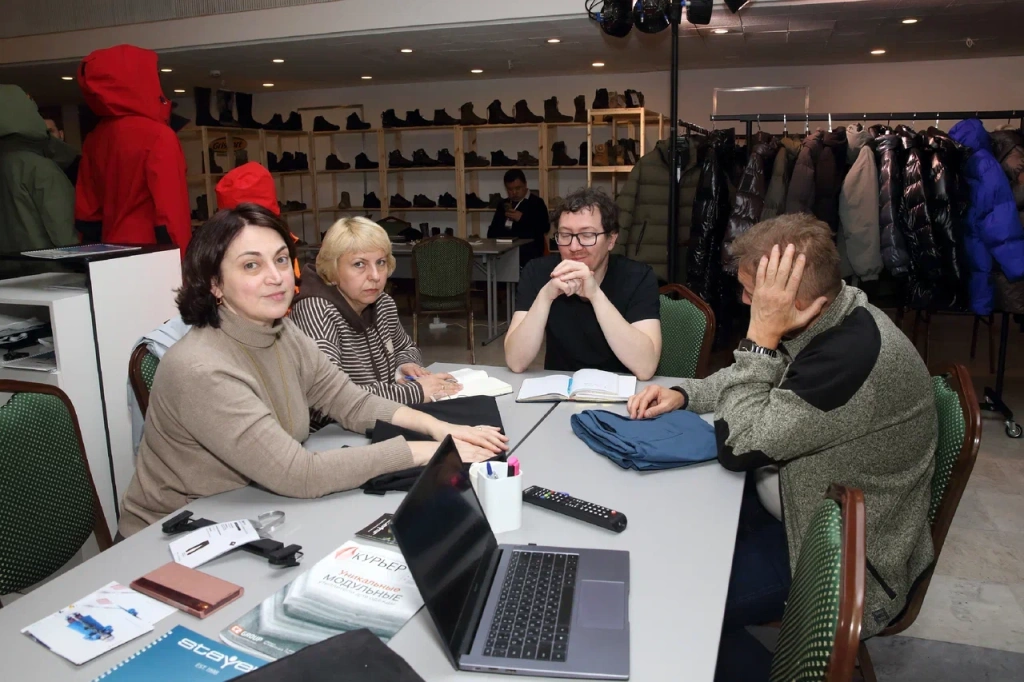 B2B - главная идея выставки, здесь общаются специалисты со специалистами. 