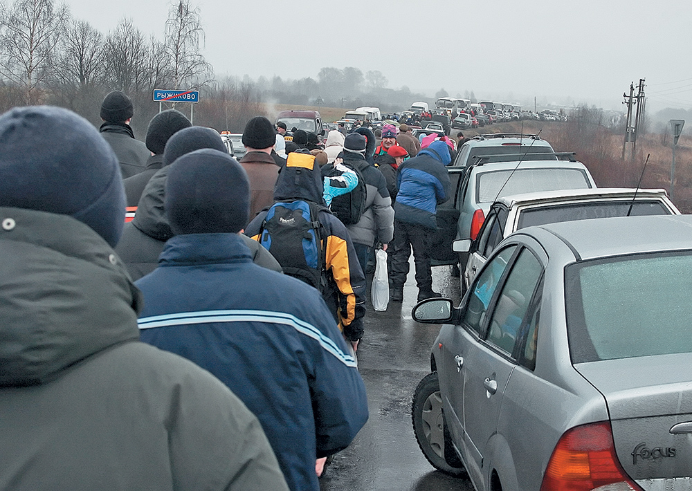 Бросив машину на обочине, я прошагал с этими людьми три с половиной километра до поворота на Дёмино, и оттуда ещё 800 метров до лыжного стадиона. Впрочем, судя по всему, мне ещё повезло — кому-то, говорят, пришлось прошагать и пять километров. Казалось, что в этот день не только Рыбинск, но и вся Ярославская область устремилась в Дёмино.