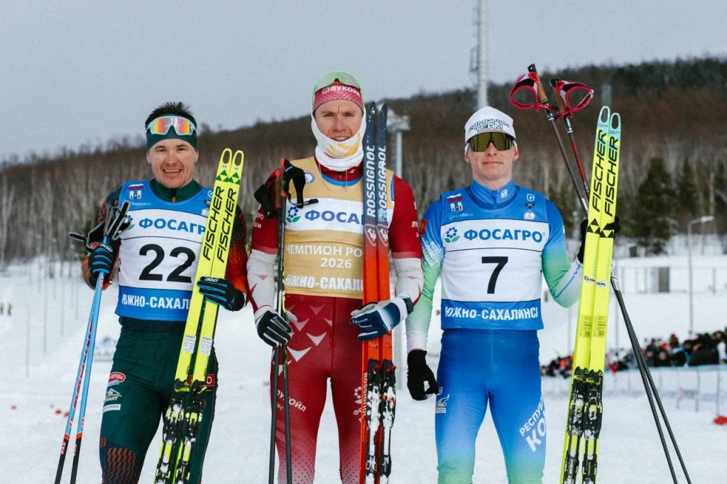 Победитель и призёры сахалинского марафона: Андрей Мельниченко (№22, "серебро"), Александр Большунов ("золото") и Евгений Семяшкин (№7, "бронза")