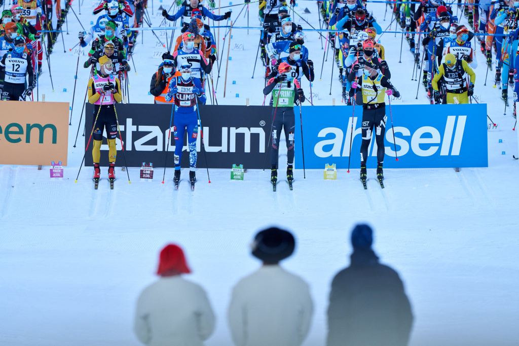 На старте обладатели цветных маек стоят чуть впереди. Ермил Вокуев в клетчатой майке горного короля с надписью CLIMB.