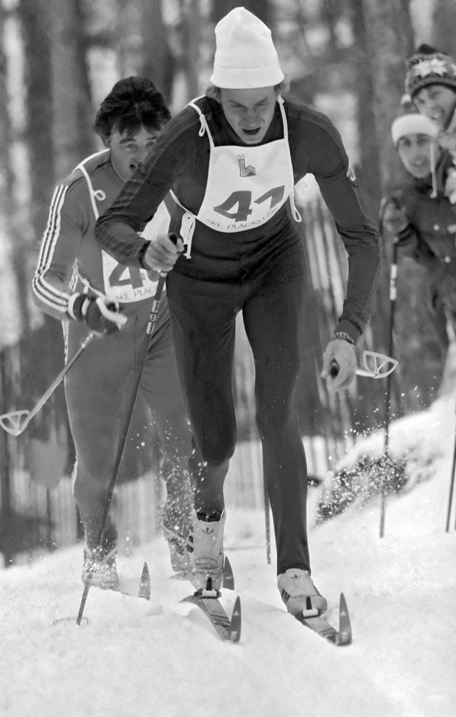 Лучший ученик А.И. Холостова Николай Зимятов на Олимпийских играх в Лейк-Плэсиде. С этих Игр Зимятов вернулся трехкратным олимпийским чемпионом и «королем лыж». 