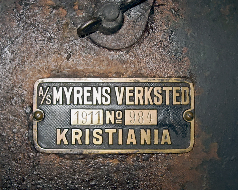 Табличка вполне красноречиво говорит о том, что эта машина за номером 984 сделана в 1911 году в мастерской Мюренса в Кристиании (Кристианией назывался в 1877 – 1924 годах город Осло). 