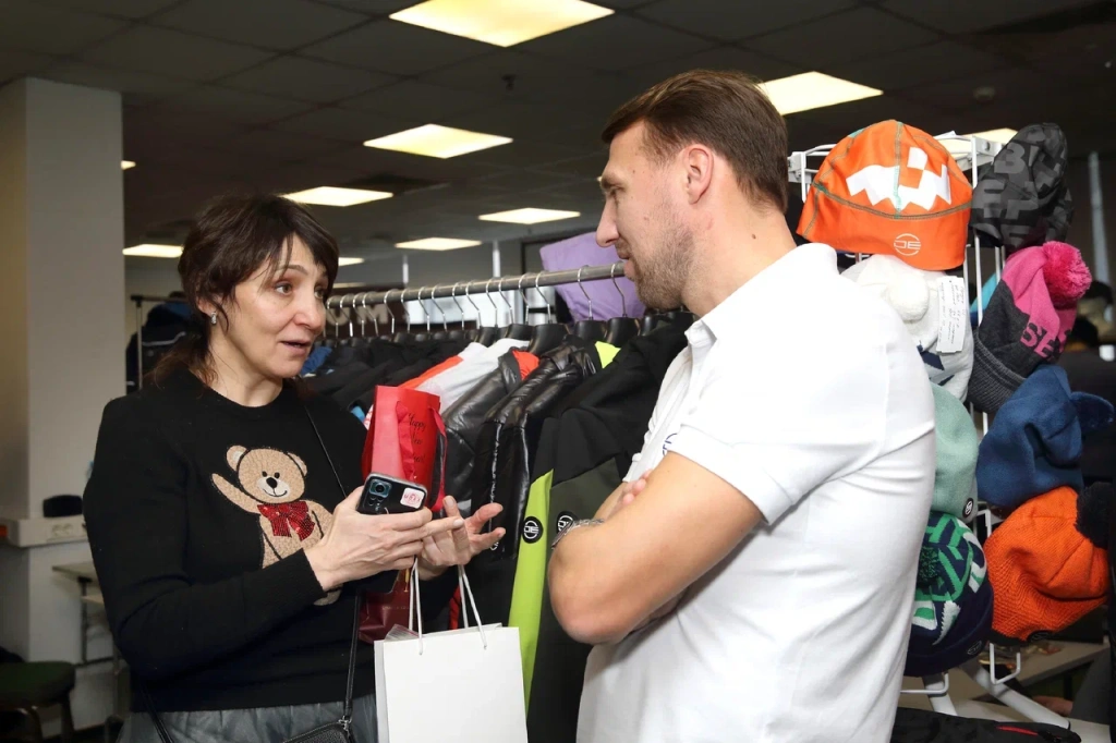 Менеджер по продажам компании MOAX SPORT Татьяна Зиннятуллина и основатель компании "ДЕВЭЙ" Евгений Дементьев повстречались в кулуарах выставки. 