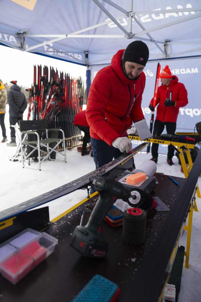 Подготовка лыж парафинами.