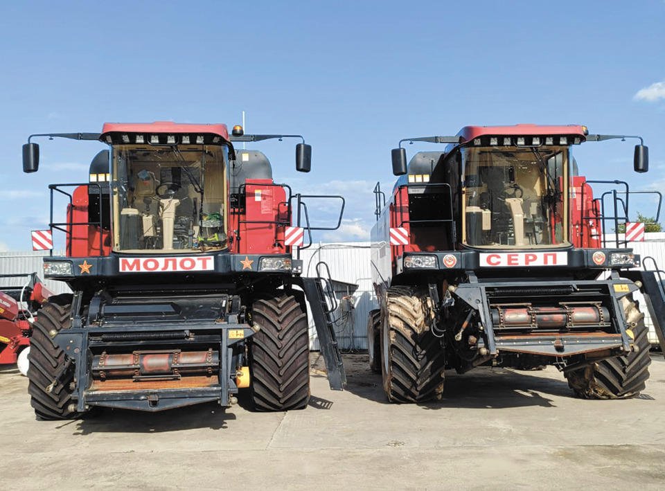 Комбайны с собственными именами: слева – «Молот», справа – «Серп».