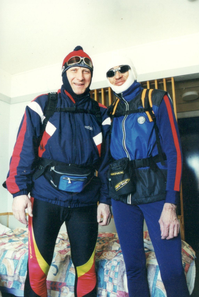 Солнечные очки - без них не обойтись. Большинство лыжников в России катается на лыжах без очков, но в Гренландии этот номер не пройдёт, настолько там яркое солнце. Но очки, чёрт бы их побрал, всё время запотевают и примириться с этим очень и очень трудно. Один из нас во время гонки постоянно протирал их, другой ехал с запотевшими, лишь угадывая силуэты впереди идущих лыжников и ждал, когда очки продует на спусках, третий выработал специальный режим дыхания, при котором старался направлять при выдохе поток воздуха не вперед, а по возможности максимально вниз. В общем, с катанием в очках лучше попрактиковаться в России, чтобы в Гренландии это не раздражало. Да, и ещё очень важный момент. У вас должен быть жёсткий футляр для очков и, очень желательно, - запасные очки, а то, не приведи Господь, сломаете единственные - то-то намучаетесь потом с больными глазами.